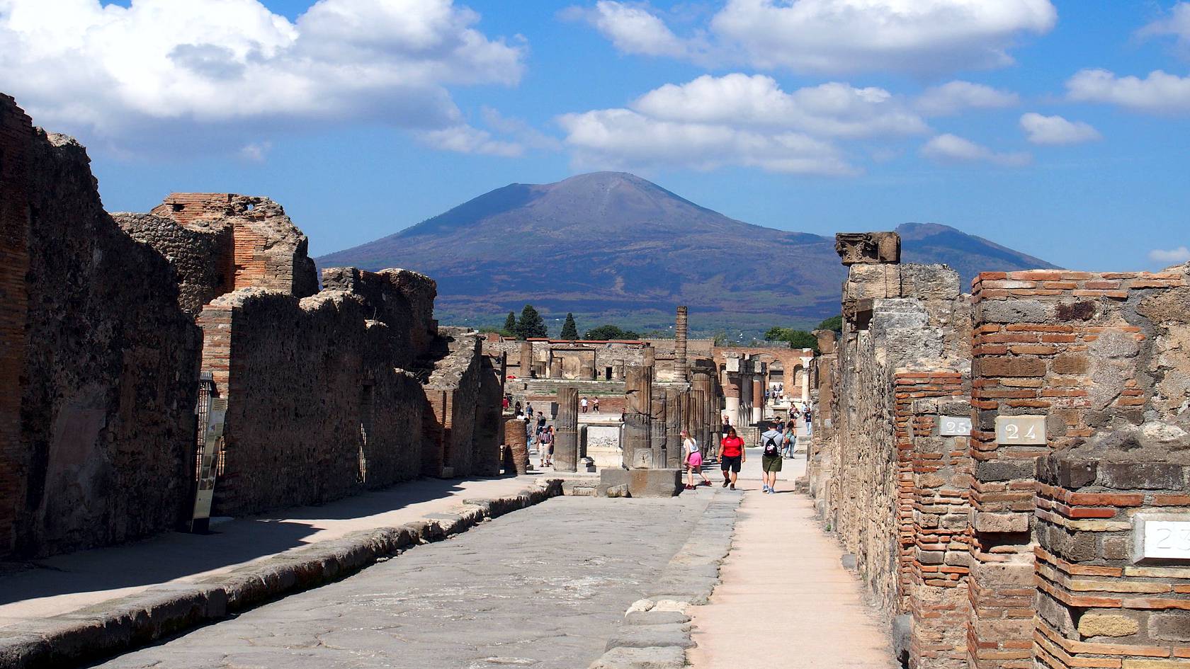 Tulivuoren purkauksen alle jäänyt Pompeji ja Napoli